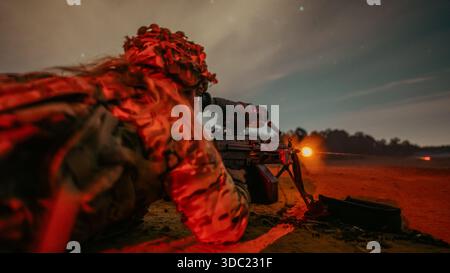 Gladius Paracadutisti del quartier generale e battaglione del quartier generale, 82nd Airborne Division, scatenano la potenza di fuoco delle mitragliatrici M240 e M249 Dur Foto Stock
