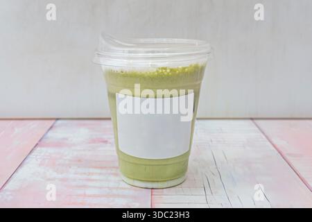 Una bevanda a base di matcha in un contenitore da asporto Foto Stock
