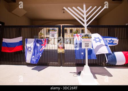 Sydney, Australia. 19 dicembre 2025. Un poster della 10enne Matilda Poltavchenko, la più giovane vittima dell'attacco terroristico di Bondi Beach, è appeso accanto alle bandiere di Australia e Israele al cancello del Padiglione Bondi il 19 dicembre 2025 a Sydney, Australia Credit: IOIO IMAGES/Alamy Live News Foto Stock