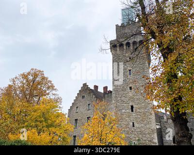 Torre del Castello di Rothschild con estensione in vetro. 15 ottobre 2025, Waidhofen an der Ybbs, Austria Foto Stock