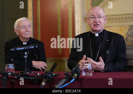 Arcivescovo uscente di Westminster Vincent Nichols (a sinistra) ascoltando il vescovo Richard Moth che parlò durante una conferenza stampa annunciandolo come nuovo arcivescovo, sostituendo il cardinale Nichols come leader della Chiesa cattolica in Inghilterra e Galles, nella sala del Trono dell'Arcivescovo di Westminster, Londra. Data foto: Venerdì 19 dicembre 2025. Foto Stock