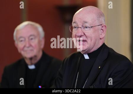Arcivescovo uscente di Westminster Vincent Nichols (a sinistra) ascoltando il vescovo Richard Moth che parlò durante una conferenza stampa annunciandolo come nuovo arcivescovo, sostituendo il cardinale Nichols come leader della Chiesa cattolica in Inghilterra e Galles, nella sala del Trono dell'Arcivescovo di Westminster, Londra. Data foto: Venerdì 19 dicembre 2025. Foto Stock
