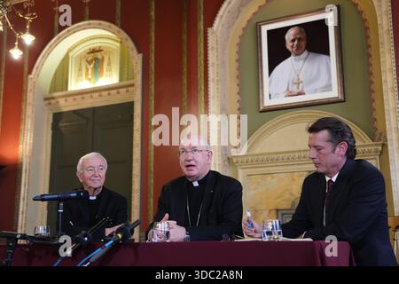 Arcivescovo uscente di Westminster, il cardinale Vincent Nichols, il vescovo Richard Moth e il segretario stampa del cardinale Alexander des Forges durante una conferenza stampa che annunciava il vescovo Moth come nuovo arcivescovo, sostituendo il cardinale Nichols come leader della Chiesa cattolica in Inghilterra e Galles, nella sala del Trono della Arcivescovo di Westminster, Londra. Data foto: Venerdì 19 dicembre 2025. Foto Stock