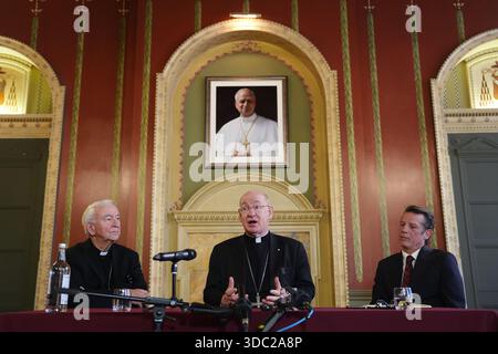 Arcivescovo uscente di Westminster, il cardinale Vincent Nichols, il vescovo Richard Moth e il segretario stampa del cardinale Alexander des Forges durante una conferenza stampa che annunciava il vescovo Moth come nuovo arcivescovo, sostituendo il cardinale Nichols come leader della Chiesa cattolica in Inghilterra e Galles, nella sala del Trono della Arcivescovo di Westminster, Londra. Data foto: Venerdì 19 dicembre 2025. Foto Stock