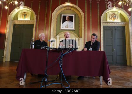 L'arcivescovo uscente di Westminster Vincent Nichols, il vescovo Richard Moth e il segretario stampa del cardinale Alexander des Forges durante una conferenza stampa che annunciava il vescovo Moth come nuovo arcivescovo, sostituendo il cardinale Nichols come leader della Chiesa cattolica in Inghilterra e Galles, nella sala del Trono della Arcivescovo di Westminster, Londra. Data foto: Venerdì 19 dicembre 2025. Foto Stock