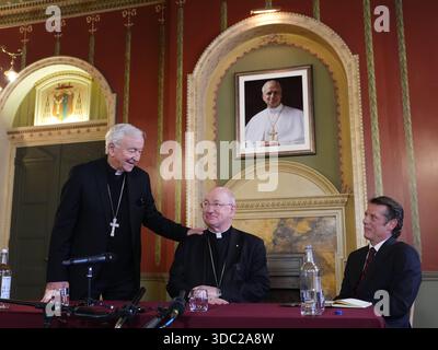 Arcivescovo uscente di Westminster, il cardinale Vincent Nichols, il vescovo Richard Moth e il segretario stampa del cardinale Alexander des Forges durante una conferenza stampa che annunciava il vescovo Moth come nuovo arcivescovo, sostituendo il cardinale Nichols come leader della Chiesa cattolica in Inghilterra e Galles, nella sala del Trono della Arcivescovo di Westminster, Londra. Data foto: Venerdì 19 dicembre 2025. Foto Stock
