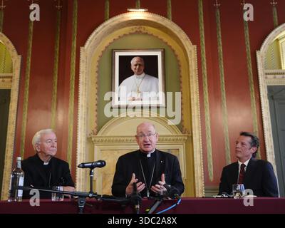 Arcivescovo uscente di Westminster, il cardinale Vincent Nichols, il vescovo Richard Moth e il segretario stampa del cardinale Alexander des Forges durante una conferenza stampa che annunciava il vescovo Moth come nuovo arcivescovo, sostituendo il cardinale Nichols come leader della Chiesa cattolica in Inghilterra e Galles, nella sala del Trono della Arcivescovo di Westminster, Londra. Data foto: Venerdì 19 dicembre 2025. Foto Stock