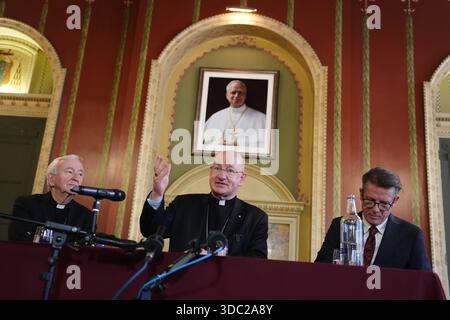 Arcivescovo uscente di Westminster, il cardinale Vincent Nichols, il vescovo Richard Moth e il segretario stampa del cardinale Alexander des Forges durante una conferenza stampa che annunciava il vescovo Moth come nuovo arcivescovo, sostituendo il cardinale Nichols come leader della Chiesa cattolica in Inghilterra e Galles, nella sala del Trono della Arcivescovo di Westminster, Londra. Data foto: Venerdì 19 dicembre 2025. Foto Stock