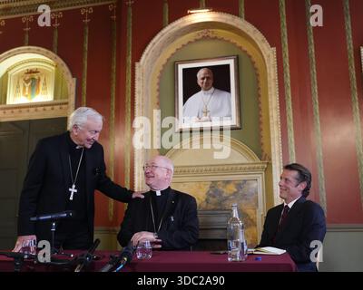 Arcivescovo uscente di Westminster, il cardinale Vincent Nichols, il vescovo Richard Moth e il segretario stampa del cardinale Alexander des Forges durante una conferenza stampa che annunciava il vescovo Moth come nuovo arcivescovo, sostituendo il cardinale Nichols come leader della Chiesa cattolica in Inghilterra e Galles, nella sala del Trono della Arcivescovo di Westminster, Londra. Data foto: Venerdì 19 dicembre 2025. Foto Stock