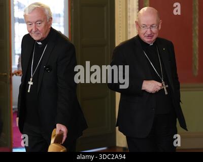 Arcivescovo uscente di Westminster il cardinale Vincent Nichols (a sinistra) e il vescovo Richard Moth arrivano per una conferenza stampa che annuncia il vescovo Moth come nuovo arcivescovo, sostituendo il cardinale Nichols come leader della Chiesa cattolica in Inghilterra e Galles, nella sala del Trono della Arcivescovo di Westminster, Londra. Data foto: Venerdì 19 dicembre 2025. Foto Stock