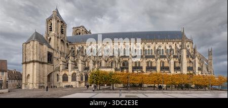 Bourges, Francia - 10 25 2025: Vista panoramica dell'esterno dell'edificio della Cattedrale di Santo Stefano di Bourges con colori autunnali Foto Stock