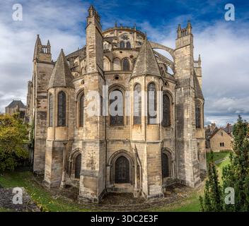 Bourges, Francia - 10 25 2025: Vista panoramica dell'esterno dell'edificio posteriore della Cattedrale di Santo Stefano di Bourges con colori autunnali Foto Stock