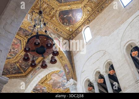 L'interno della Basilica di San Nicola a Bari presenta un magnifico soffitto in legno dorato adornato da dipinti in stile rinascimentale. Un rustico Foto Stock