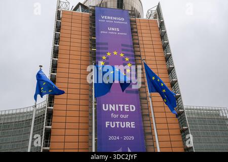 Bruxelles, Belgio. 19 dicembre 2025. Le bandiere dell'Unione europea volano al di fuori della sede dell'Unione europea a Bruxelles. Ripresa a Bruxelles, Belgio, il 19 dicembre 2025. (Jonathan RAA/Sipa USA) credito: SIPA USA/Alamy Live News Foto Stock