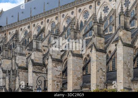 Bourges, Francia - 10 25 2025: Vista dettagliata dell'esterno dell'edificio della cattedrale di Santo Stefano di Bourges Foto Stock