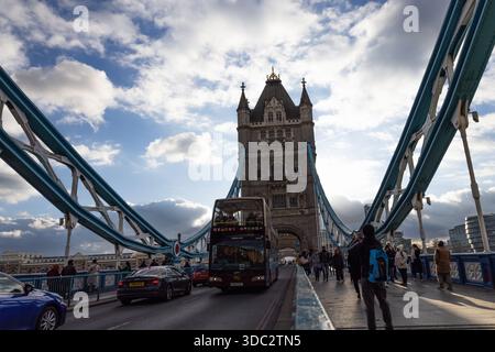 L'iconico Tower Bridge di Londra con il Red Bus. Londra, Regno Unito, 14 gennaio 2024 Foto Stock