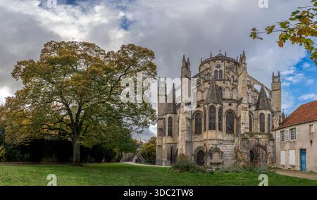 Bourges, Francia - 10 25 2025: Vista panoramica dell'esterno dell'edificio posteriore della Cattedrale di Santo Stefano di Bourges con colori autunnali Foto Stock