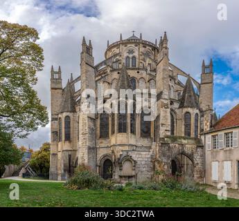 Bourges, Francia - 10 25 2025: Vista panoramica dell'esterno dell'edificio posteriore della Cattedrale di Santo Stefano di Bourges con colori autunnali Foto Stock