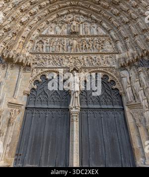 Bourges, Francia - 10 25 2025: Vista panoramica dell'esterno dell'edificio della Cattedrale di Santo Stefano di Bourges con colori autunnali Foto Stock