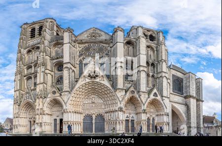 Bourges, Francia - 10 25 2025: Vista panoramica dell'esterno dell'edificio della Cattedrale di Santo Stefano di Bourges con colori autunnali Foto Stock