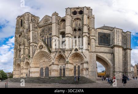 Bourges, Francia - 10 25 2025: Vista panoramica dell'esterno dell'edificio della Cattedrale di Santo Stefano di Bourges con colori autunnali Foto Stock