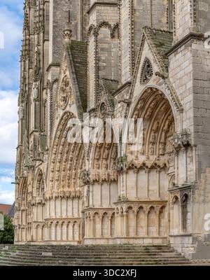 Bourges, Francia - 10 25 2025: Vista panoramica dell'esterno dell'edificio della Cattedrale di Santo Stefano di Bourges con colori autunnali Foto Stock