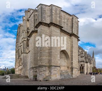 Bourges, Francia - 10 25 2025: Vista panoramica dell'esterno dell'edificio della Cattedrale di Santo Stefano di Bourges con colori autunnali Foto Stock