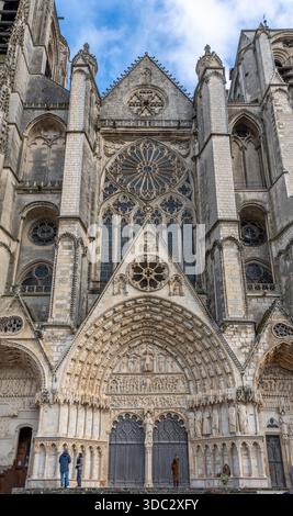 Bourges, Francia - 10 25 2025: Vista panoramica dell'esterno dell'edificio della Cattedrale di Santo Stefano di Bourges con colori autunnali Foto Stock