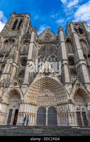 Bourges, Francia - 10 25 2025: Vista panoramica dell'esterno dell'edificio della Cattedrale di Santo Stefano di Bourges con colori autunnali Foto Stock