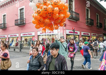 Puebla Mexico, Calle 5 Cinco de Mayo, esterno, festival di strada, venditore di mongolfiere, adulto ispanico latino messicano, trasporto di palloncini di zucca, cranio Foto Stock