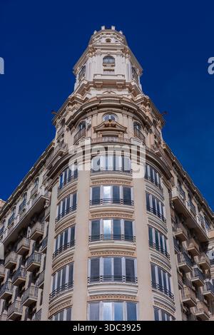 Edificio Barrachina, un edificio classico costruito nel 1930. Situato in Plaza del Ayuntamiento 2, presenta una caratteristica torre circolare e. Foto Stock
