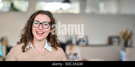 Giovane felice allegra donna d'affari professionale che ride, ritratto. Foto Stock