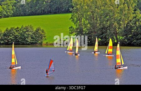 Lago Aydat nel cuore del Parco regionale dei vulcnoi dell'Alvernia, Puy de Dome, Auvergne, Massif centrale, Francia Foto Stock