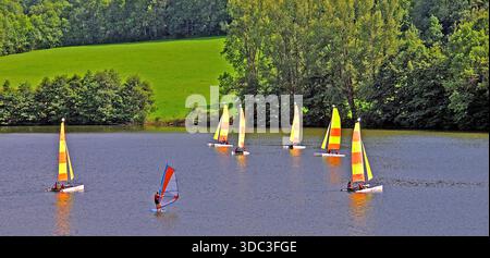 Lago Aydat nel cuore del Parco regionale dei vulcnoi dell'Alvernia, Puy de Dome, Auvergne, Massif centrale, Francia Foto Stock