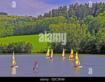 Lago Aydat nel cuore del Parco regionale dei vulcnoi dell'Alvernia, Puy de Dome, Auvergne, Massif centrale, Francia Foto Stock