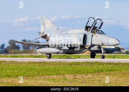 Andravida, Grecia - 24 aprile 2025: F-4 Phantom Hellenic Air Force Foto Stock