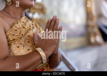 Primo piano delle mani delle donne anziane, facendo i tradizionali saluti thailandesi. Foto di alta qualità Foto Stock