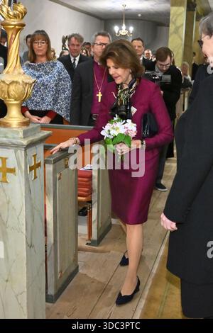 Stoccolma, Sverige. 19 dicembre 2025. STOCCOLMA, SVERIGE 20251219la regina Silvia partecipa ad un concerto giubilare presso la Chiesa di Finlandia a Stoccolma, Svezia, 19 dicembre 2025 per celebrare il 300° anniversario della parrocchia. Foto: Claudio Bresciani/TT/Kod 10090 crediti: TT News Agency/Alamy Live News Foto Stock