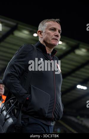 Swansea, Regno Unito. 19 dicembre 2025. Phil Parkinson, il manager di Wrexham arriva prima della partita del campionato EFL Skybet, Swansea City contro Wrexham allo Stadio Swansea.com di Swansea, Galles, venerdì 19 dicembre 2025. Questa immagine può essere utilizzata solo per scopi editoriali. Solo per uso editoriale, foto di Kara Thomas/Andrew Orchard/fotografia sportiva Alamy Live news Foto Stock