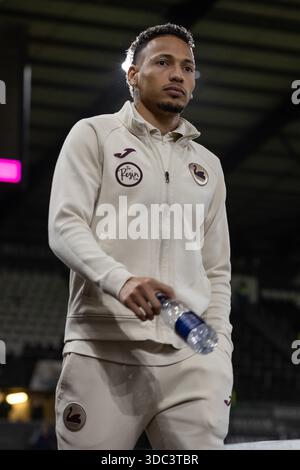Swansea, Regno Unito. 19 dicembre 2025. Ronald di Swansea City arriva prima della partita del campionato EFL Skybet, Swansea City contro Wrexham allo Stadio Swansea.com di Swansea, Galles, venerdì 19 dicembre 2025. Questa immagine può essere utilizzata solo per scopi editoriali. Solo per uso editoriale, foto di Kara Thomas/Andrew Orchard/fotografia sportiva Alamy Live news Foto Stock