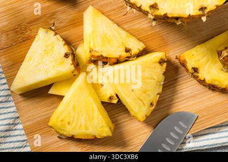 Fette di ananas crudo organico su un tagliere Foto Stock