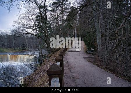 Sentiero della foresta e scale che si affacciano sulla cascata di Keila-Joa in Estonia Foto Stock