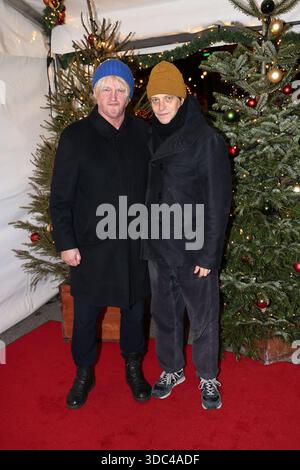 Detlev Buck e August Diehl durante la prima del 21 ° circo di Natale (WeihnachtsCircus) a Tempodrom il 19 dicembre 2025 a Berlino, Germania Foto Stock