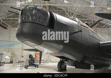 Raro bombardiere Vickers Wellington della seconda guerra mondiale (convertito in T.10, restaurato come B.X) in mostra al RAF Museum Midlands, Cosford, Regno Unito; uno dei due unici nel Regno Unito Foto Stock