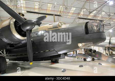 Raro bombardiere Vickers Wellington della seconda guerra mondiale (convertito in T.10, restaurato come B.X) in mostra al RAF Museum Midlands, Cosford, Regno Unito; uno dei due unici nel Regno Unito Foto Stock