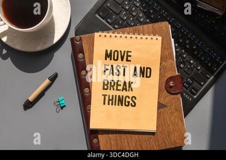 Muoviti in fretta e rompi il simbolo. Le parole concettuali si muovono velocemente e rompono le cose su blocchi di legno. Bellissimo sfondo bianco del tavolo. Affari, muovi f Foto Stock