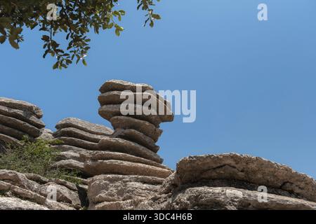 Monumento naturale El Tornillo del Torcal, iconica formazione carsica creata dall'erosione differenziale degli strati calcarei e marnosi. Torcal Foto Stock