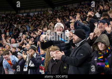 Swansea, Regno Unito. 19 dicembre 2025. I tifosi di Swansea City festeggiano durante la partita del campionato EFL Skybet, Swansea City contro Wrexham allo Stadio Swansea.com di Swansea, Galles, venerdì 19 dicembre 2025. Questa immagine può essere utilizzata solo per scopi editoriali. Solo per uso editoriale, foto di Kara Thomas/Andrew Orchard/fotografia sportiva Alamy Live news Foto Stock