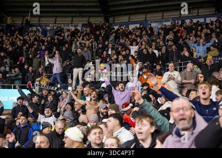 Swansea, Regno Unito. 19 dicembre 2025. I tifosi di Swansea City festeggiano durante la partita del campionato EFL Skybet, Swansea City contro Wrexham allo Stadio Swansea.com di Swansea, Galles, venerdì 19 dicembre 2025. Questa immagine può essere utilizzata solo per scopi editoriali. Solo per uso editoriale, foto di Kara Thomas/Andrew Orchard/fotografia sportiva Alamy Live news Foto Stock