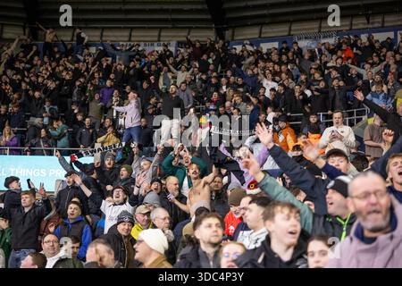 Swansea, Regno Unito. 19 dicembre 2025. I tifosi di Swansea City festeggiano durante la partita del campionato EFL Skybet, Swansea City contro Wrexham allo Stadio Swansea.com di Swansea, Galles, venerdì 19 dicembre 2025. Questa immagine può essere utilizzata solo per scopi editoriali. Solo per uso editoriale, foto di Kara Thomas/Andrew Orchard/fotografia sportiva Alamy Live news Foto Stock